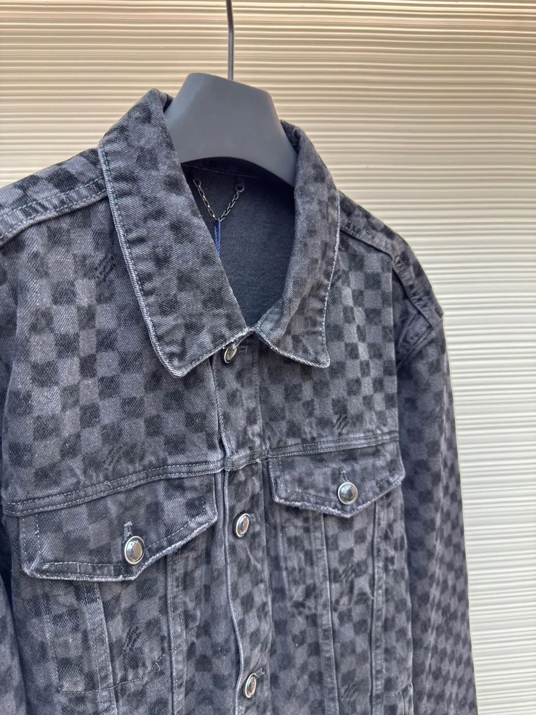 LOUIS VUITTON SS25 plaid gradient flocking denim jacket ●Authentic product: Purchased and developed at 26600 ●Item number: 1680024-C15 ●Fabric: twill cotton denim fabric ●Technology: Washing process ●Version: Fitted version ●Size: 46-48-50-52 ●Weight: about 930g ●Description: Made of 100% pure cotton washed vintage denim. The fabric has been specially treated to present a natural aged effect. The entire trousers are covered with Der check flocking patterns of different shades, subtly integrating the brand's iconic checkerboard elements into the design. The waistband is decorated with pearlescent buttons and metal rivets for decorative details, highlighting exquisite craftsmanship. The classic five-pocket tailoring design not only retains the practical function of traditional denim pants, but also gives it a modern and fashionable silhouette. The overall wiring is straight and delicate, the fabric is comfortable and soft, and the color is consistent without color difference. It can be matched with the same style to create a fashionable look and control various occasions. Customized accessories, complete with three standards, same style for men and women!